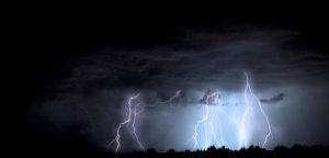 lightningeclairs-foudre-et-nuages-sombres
